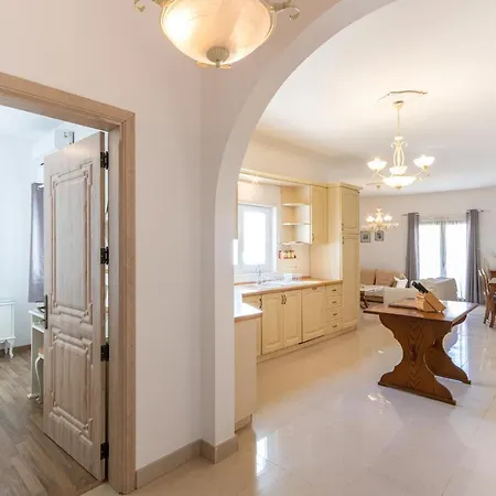 70/2- Spacious & Charming 3 Bedroom Apt In