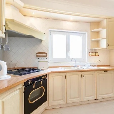 Апартаменты 70/2- Spacious & Charming 3 Bedroom Apt In