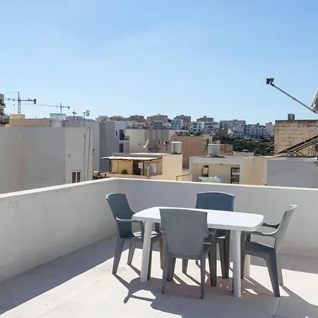 Апартаменты 70/2- Spacious & Charming 3 Bedroom Apt In