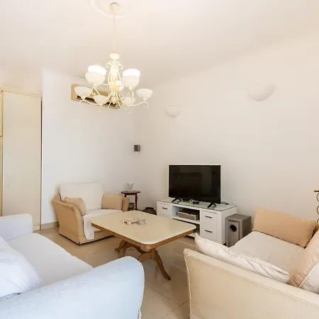 Апартаменты 70/2- Spacious & Charming 3 Bedroom Apt In Слима