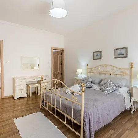 70/2- Spacious & Charming 3 Bedroom Apt In Apartman