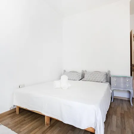 Апартаменты 70/2- Spacious & Charming 3 Bedroom Apt In