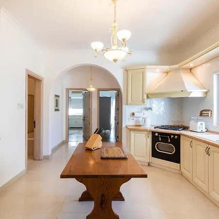 70/2- Spacious & Charming 3 Bedroom Apt In Sliema