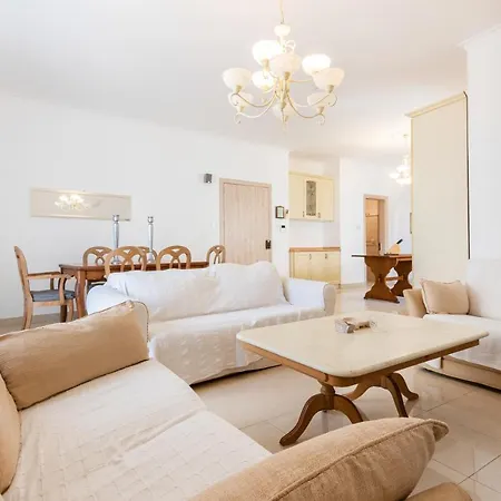 70/2- Spacious & Charming 3 Bedroom Apt In Apartment