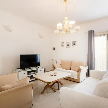 70/2- Spacious & Charming 3 Bedroom Apt In