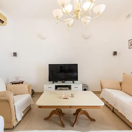 Apartment 70/2- Spacious & Charming 3 Bedroom Apt In *