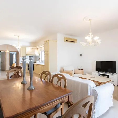 Apartment 70/2- Spacious & Charming 3 Bedroom Apt In *
