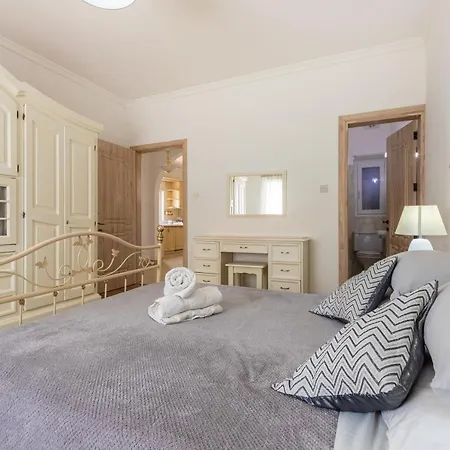 Apartamento 70/2- Spacious & Charming 3 Bedroom Apt In *