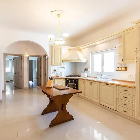 70/2- Spacious & Charming 3 Bedroom Apt In スリーマ