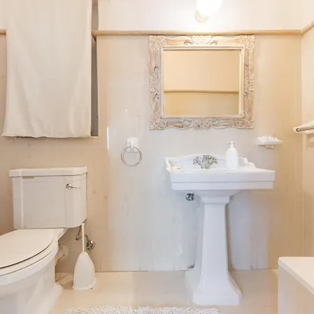 70/2- Spacious & Charming 3 Bedroom Apt In *