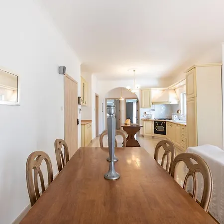 70/2- Spacious & Charming 3 Bedroom Apt In * Sliema