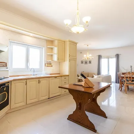 70/2- Spacious & Charming 3 Bedroom Apt In