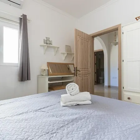 70/2- Spacious & Charming 3 Bedroom Apt In *