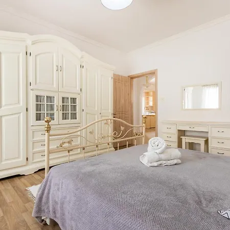 70/2- Spacious & Charming 3 Bedroom Apt In * Sliema