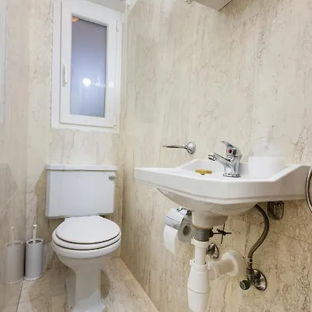 Apartment 70/2- Spacious & Charming 3 Bedroom Apt In